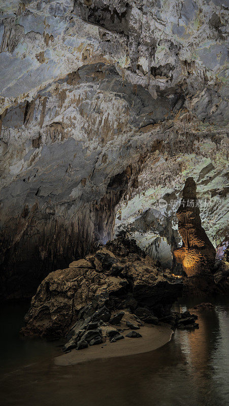 越南北部芳芽(Phong Nha)的洞穴景观